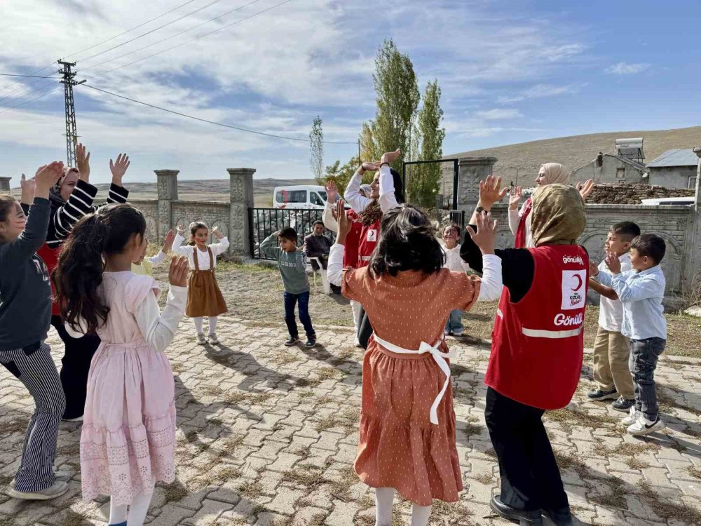 Kızılay Ağrı, kız çocuklarının kalbine dokundu