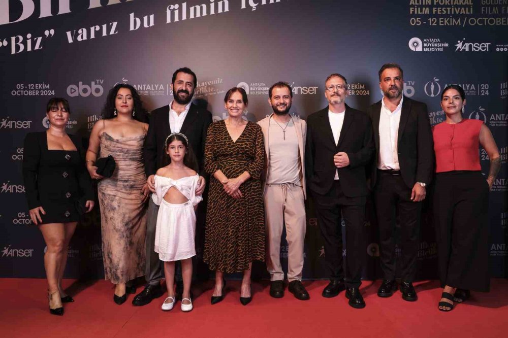 Altın Portakal Film Festivali kırmızı halı geçidinde şıklık yarışı