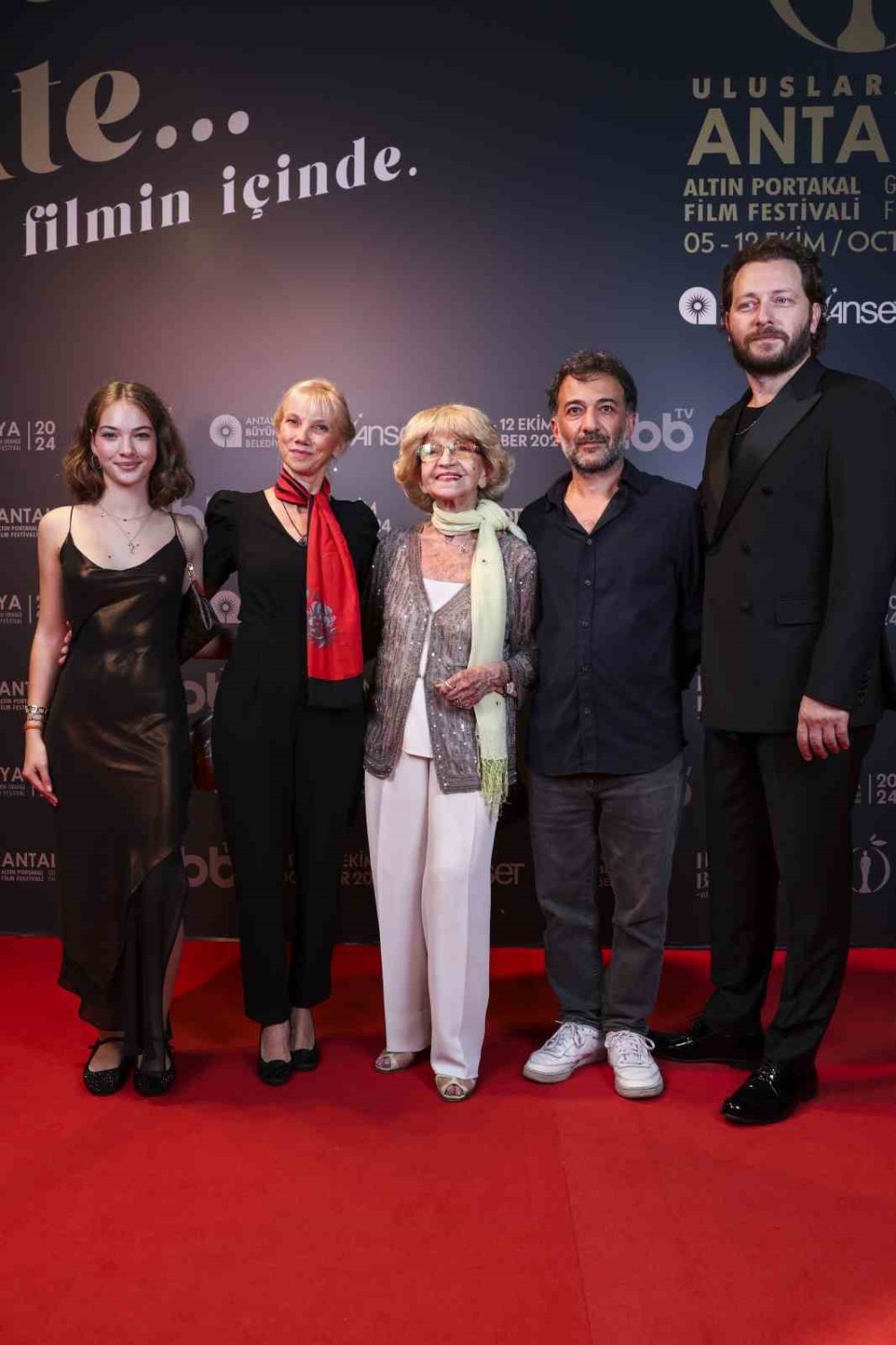 Altın Portakal Film Festivali kırmızı halı geçidinde şıklık yarışı