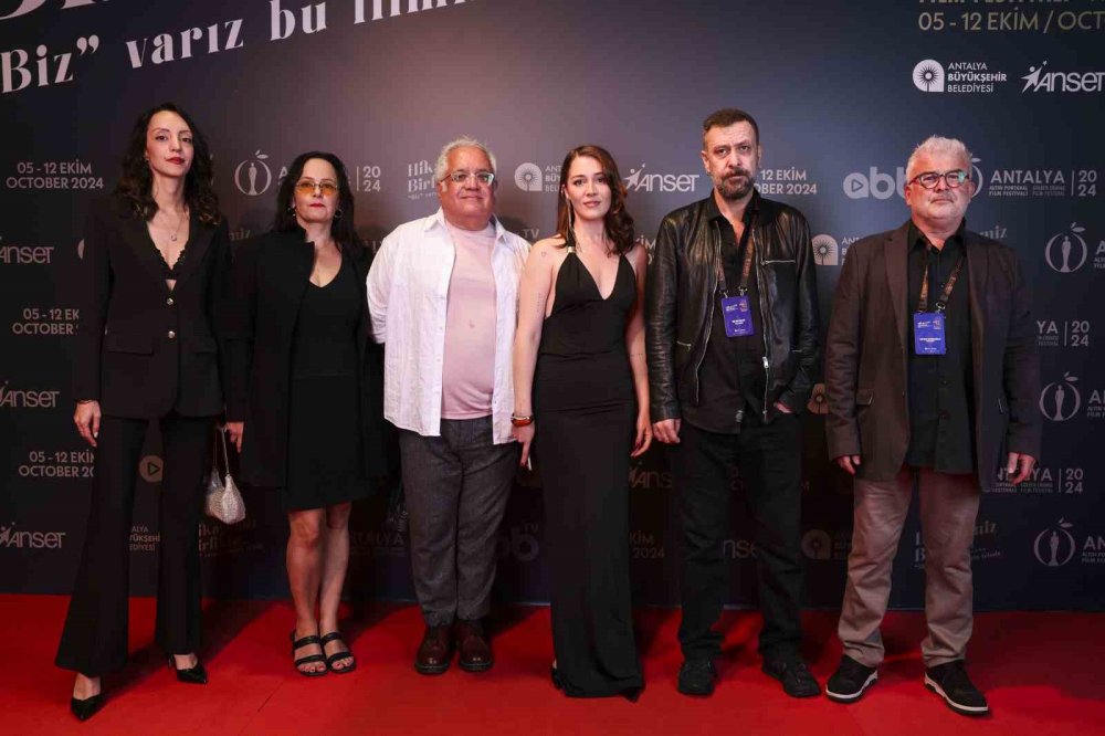 Altın Portakal Film Festivali kırmızı halı geçidinde şıklık yarışı