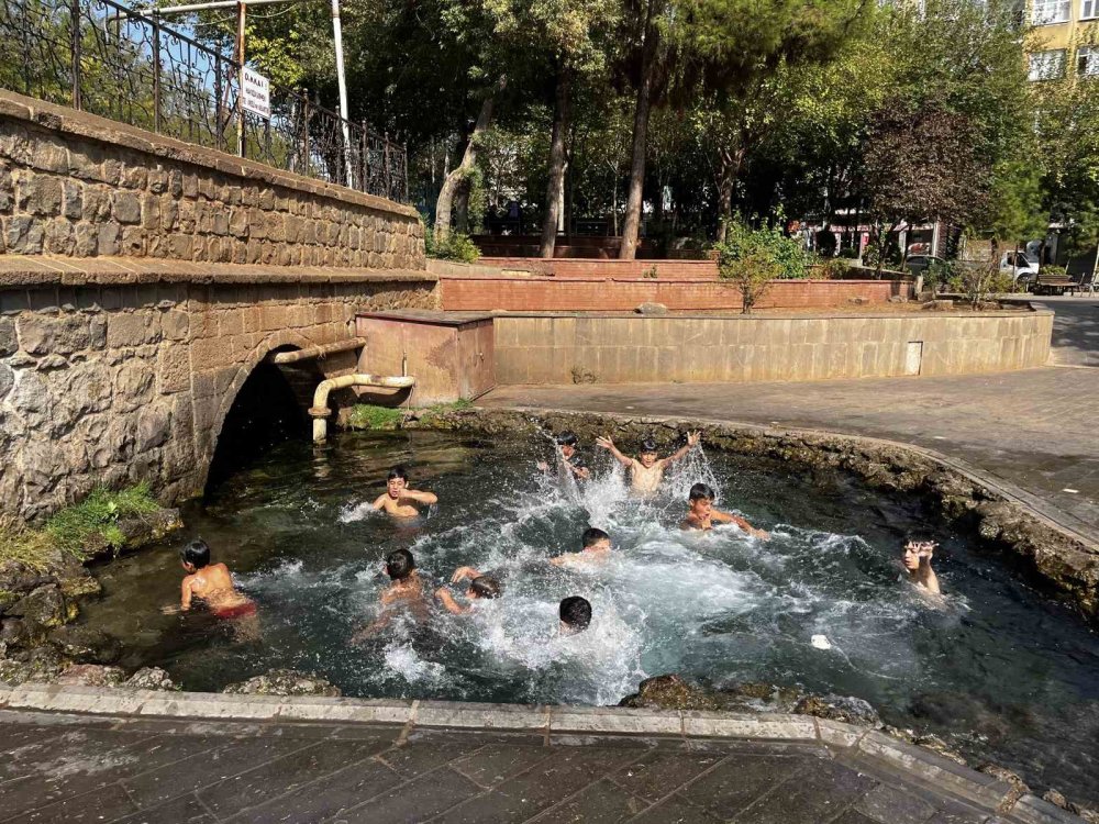 Diyarbakır’da çocuklar son kez Anzele Suyu’na girdi