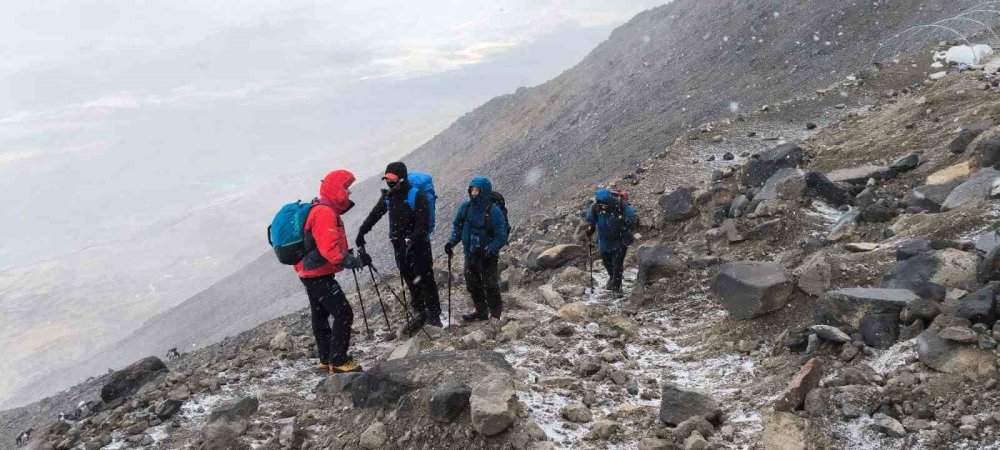 Ağrı Dağı’na tırmanan turistler sis ve fırtınayı dinlemedi