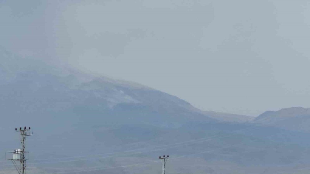 Bitlis'in yüksek kesimlerine kar yağdı