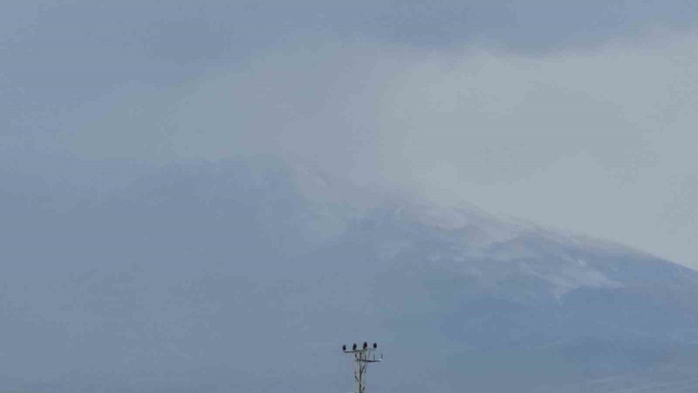 Bitlis'in yüksek kesimlerine kar yağdı