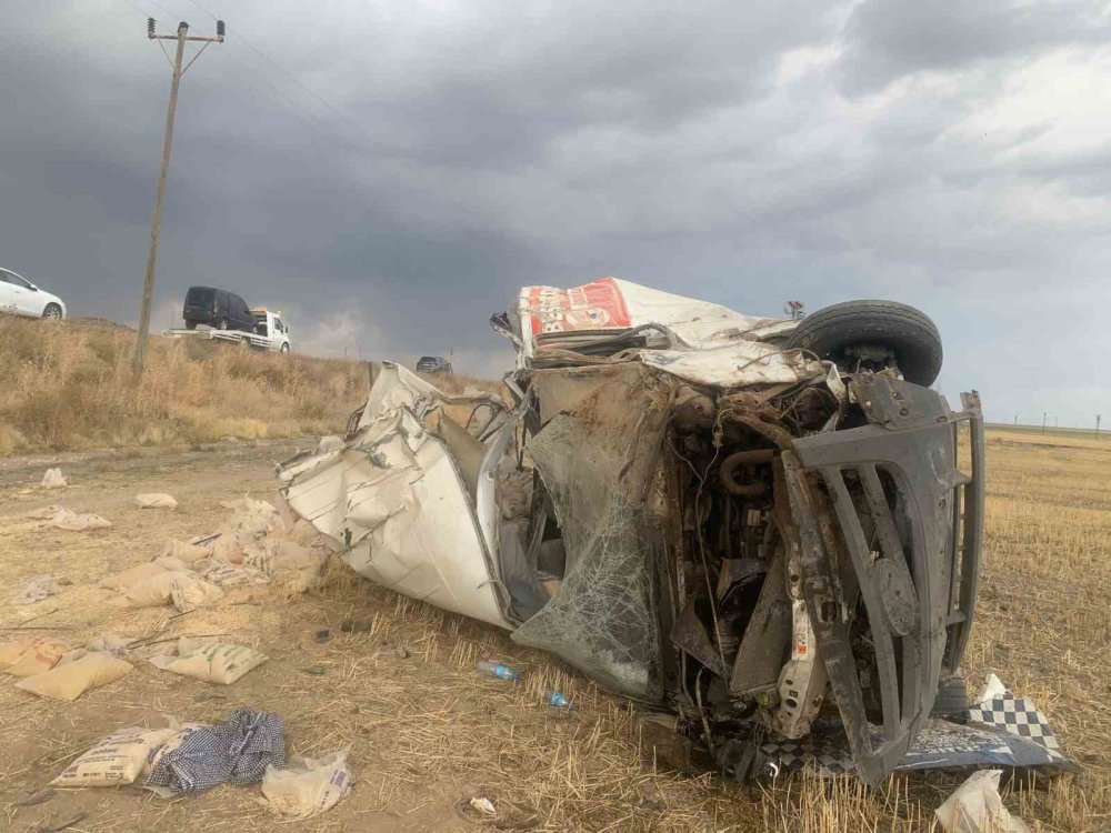 Bitlis'te lastiği patlayan minibüs şarampole devrildi