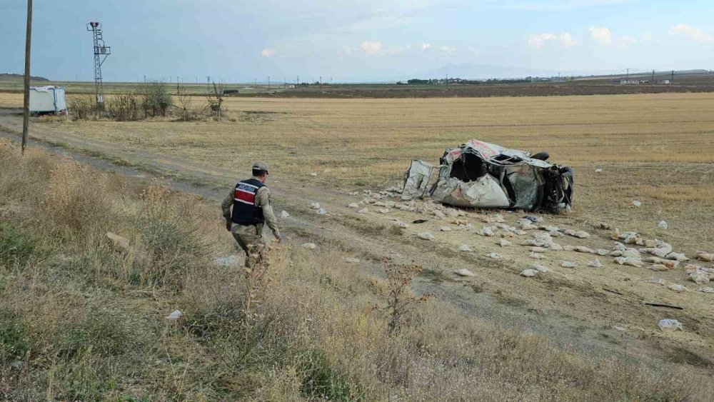 Bitlis'te lastiği patlayan minibüs şarampole devrildi