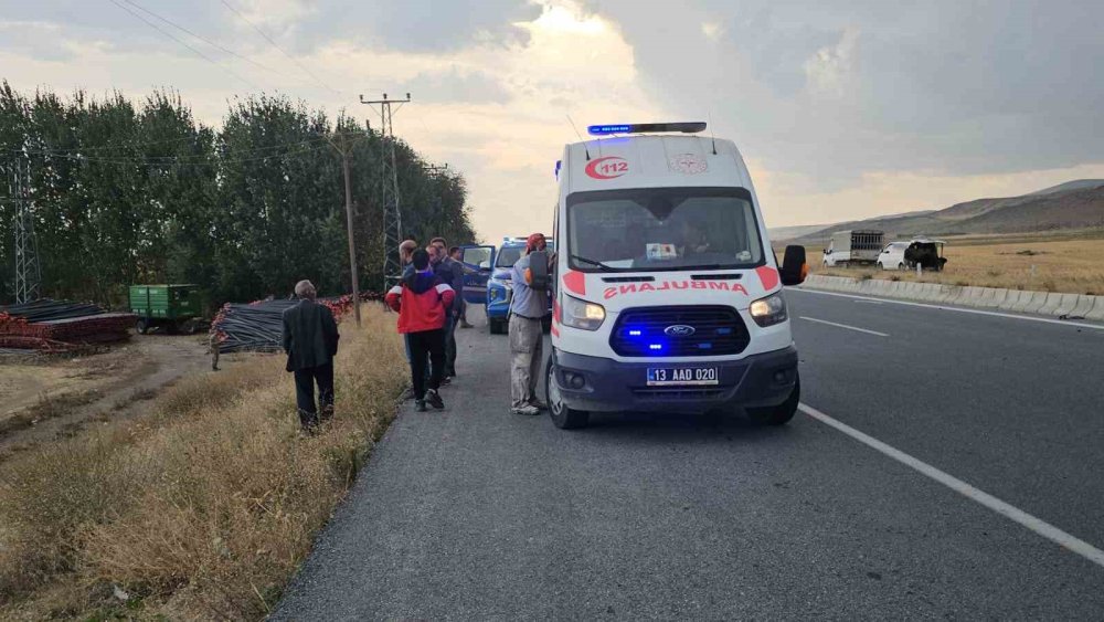 Bitlis'te lastiği patlayan minibüs şarampole devrildi