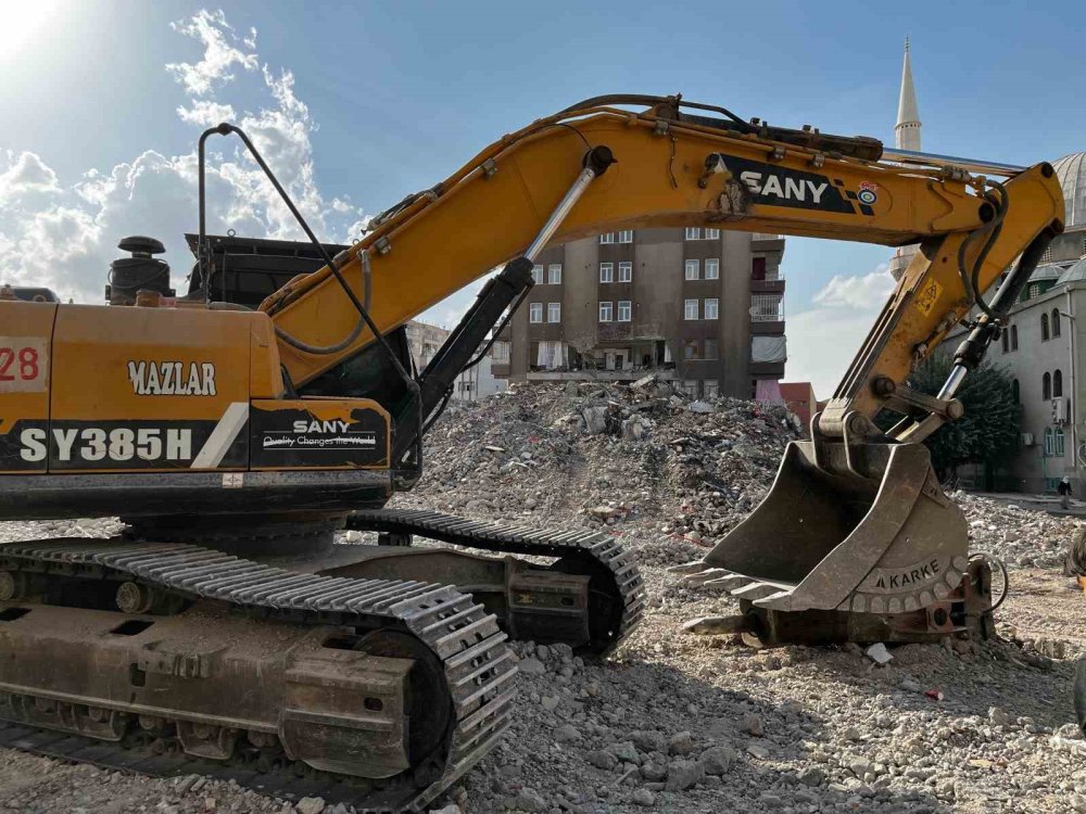 Diyarbakır’da ağır hasarlı binanın yıkımı çevreye zarar verdi