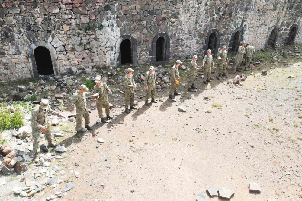 Erzurum'da Mehmetçik tarihi tabyaları temizledi