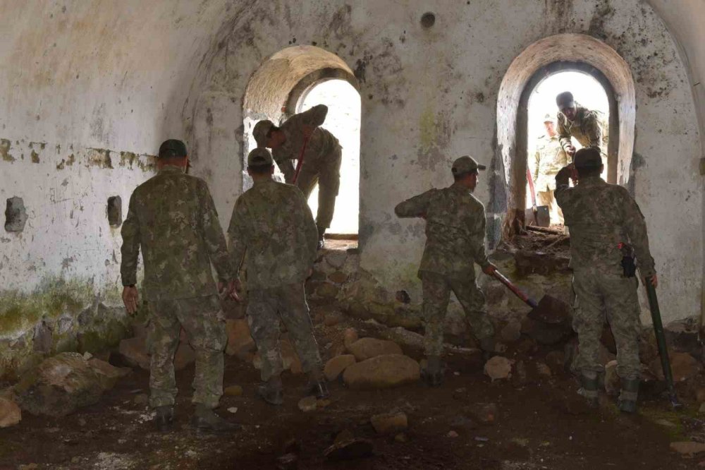 Erzurum'da Mehmetçik tarihi tabyaları temizledi