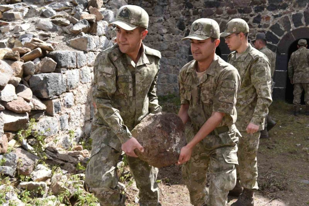 Erzurum'da Mehmetçik tarihi tabyaları temizledi