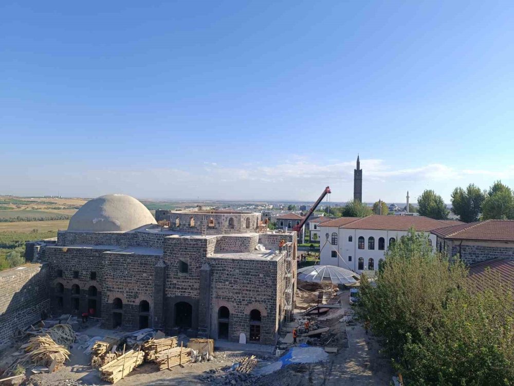 Diyarbakır’da tarihi kilisenin kubbesi 100 yıl sonra takıldı