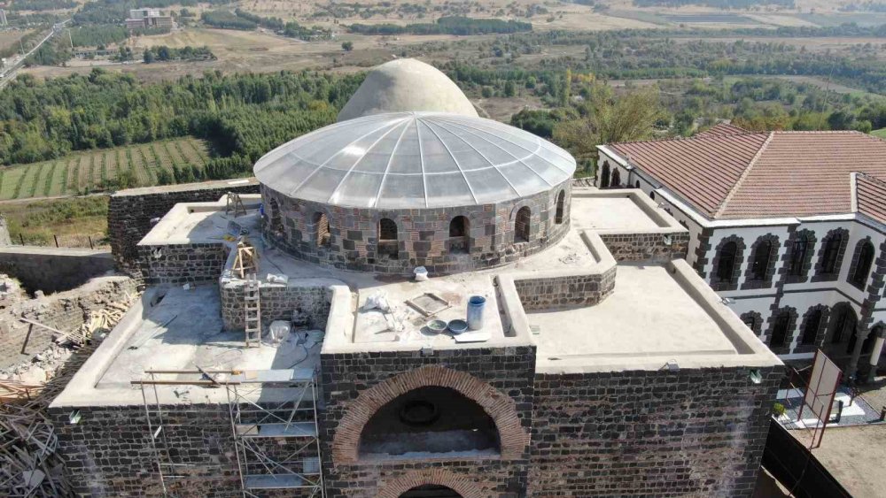 Diyarbakır’da tarihi kilisenin kubbesi 100 yıl sonra takıldı