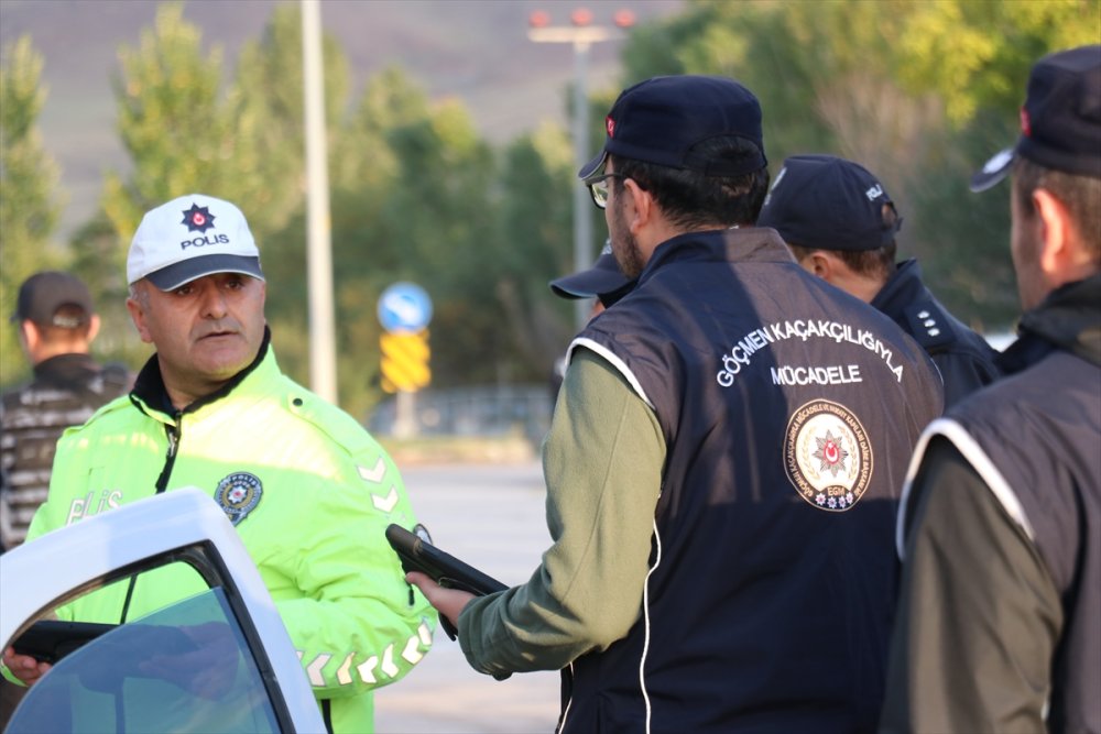 Erzurum Valisi Çiftçi Mobil Göç Noktası Aracında incelemelerde bulundu