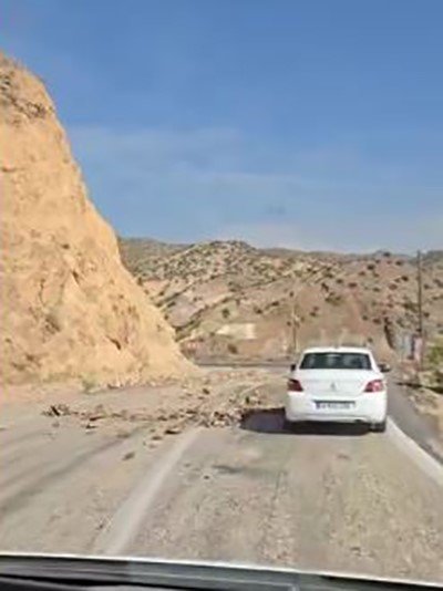 Deprem sonrası kayalar yola düştü