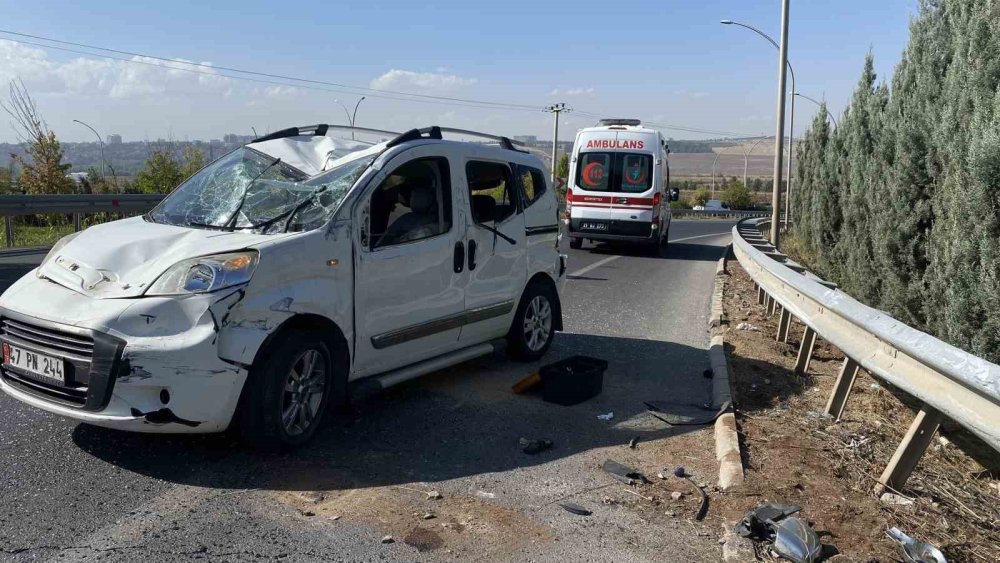 Diyarbakır'da virajı alamayan hafif ticari araç takla attı: 3 yaralı