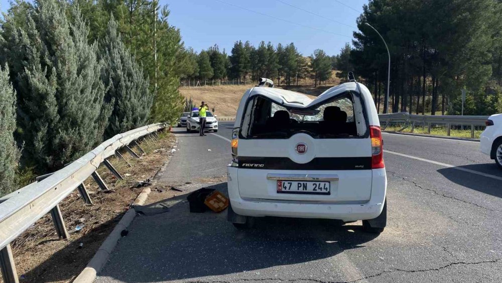 Diyarbakır'da virajı alamayan hafif ticari araç takla attı: 3 yaralı