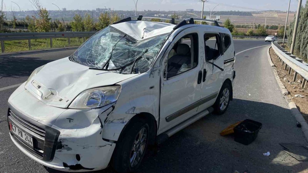 Diyarbakır'da virajı alamayan hafif ticari araç takla attı: 3 yaralı