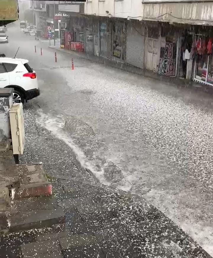 Bitlis’te dolu ve sağanak hayatı olumsuz etkiledi