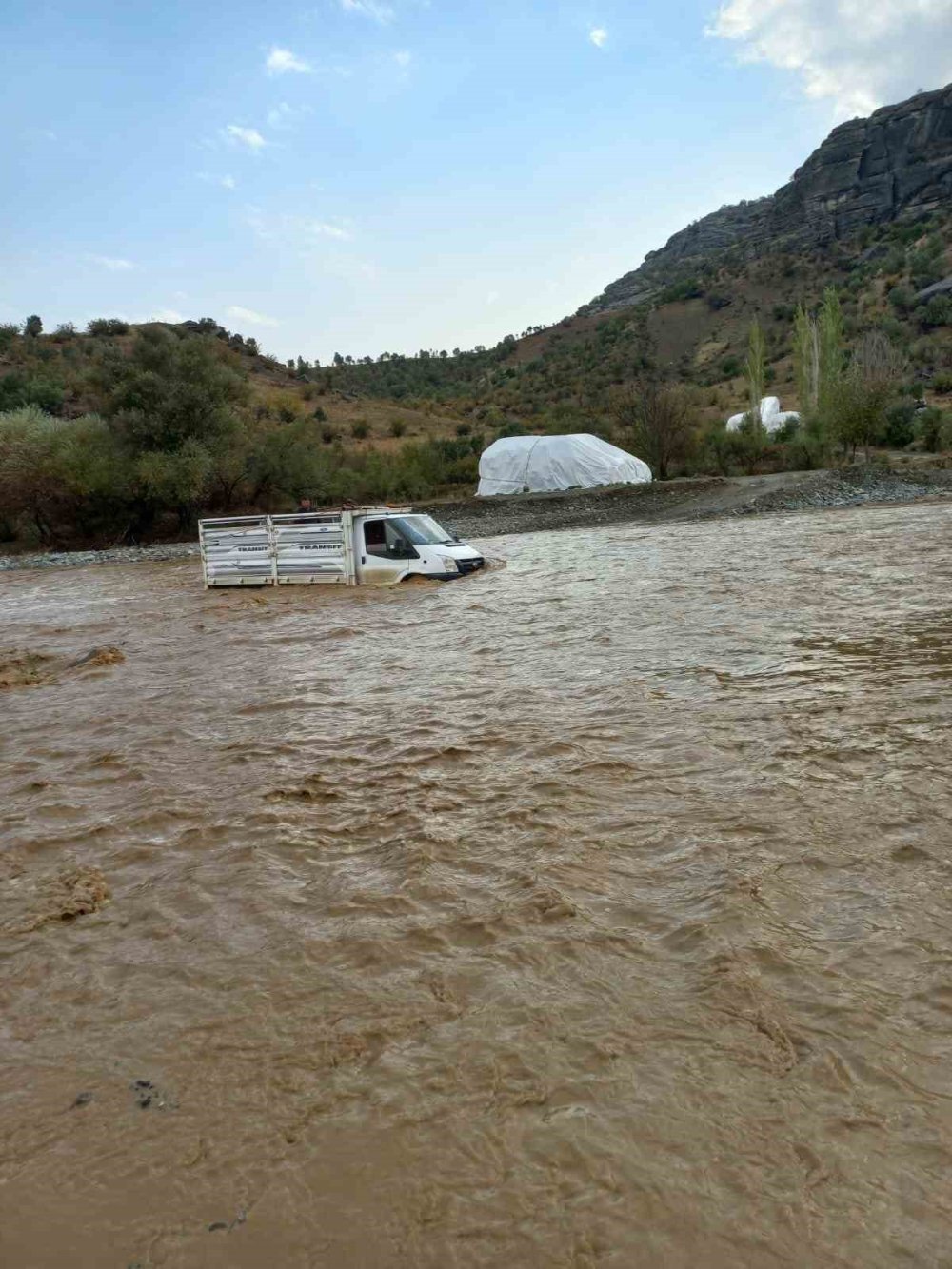 Diyarbakır’da aşırı yağışta aracında mahsur kaldı