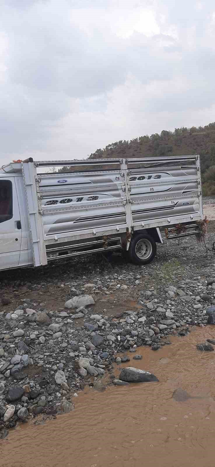 Diyarbakır’da aşırı yağışta aracında mahsur kaldı