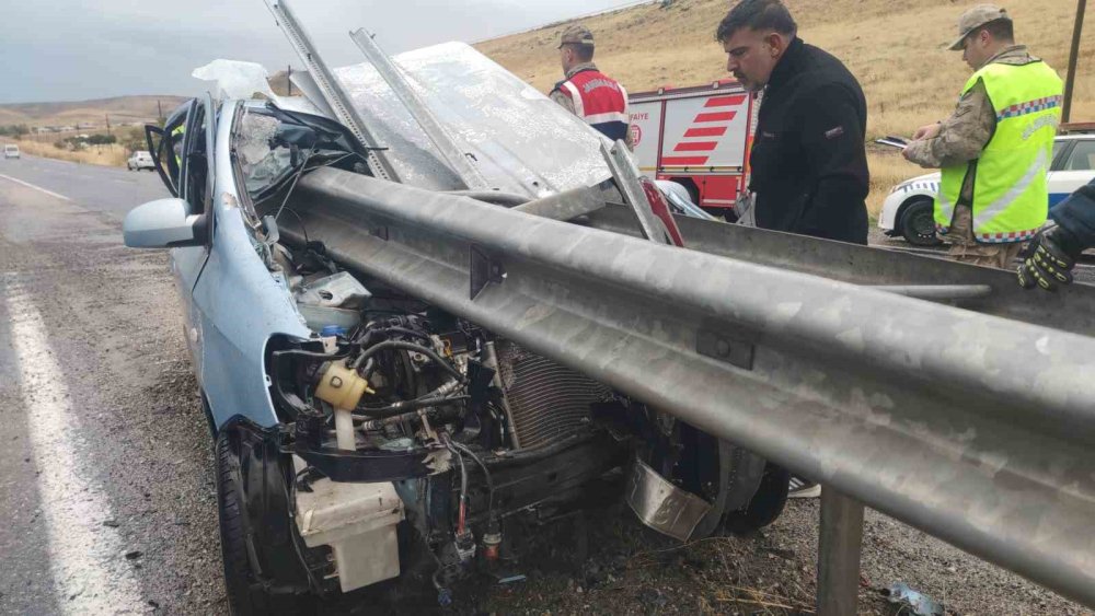 Van'da bariyere ok gibi saplanan otomobilden sağ çıktı