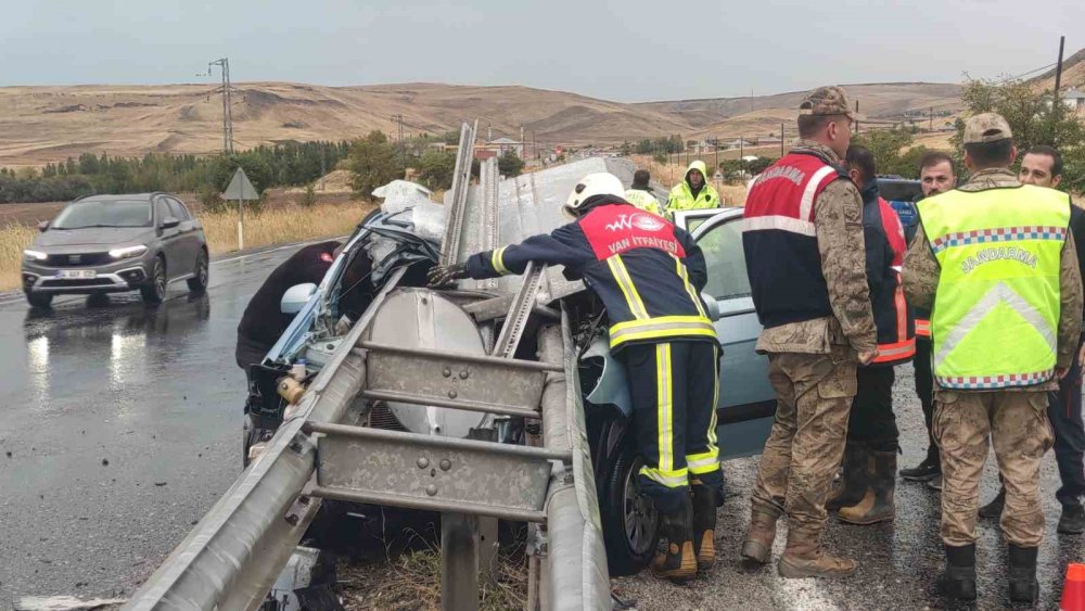 Van'da bariyere ok gibi saplanan otomobilden sağ çıktı