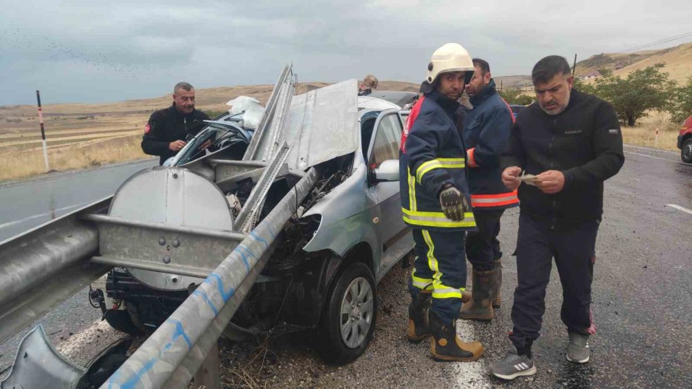 Van'da bariyere ok gibi saplanan otomobilden sağ çıktı