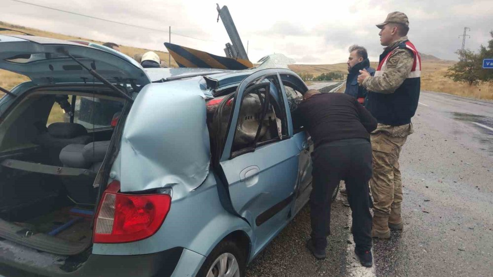 Van'da bariyere ok gibi saplanan otomobilden sağ çıktı