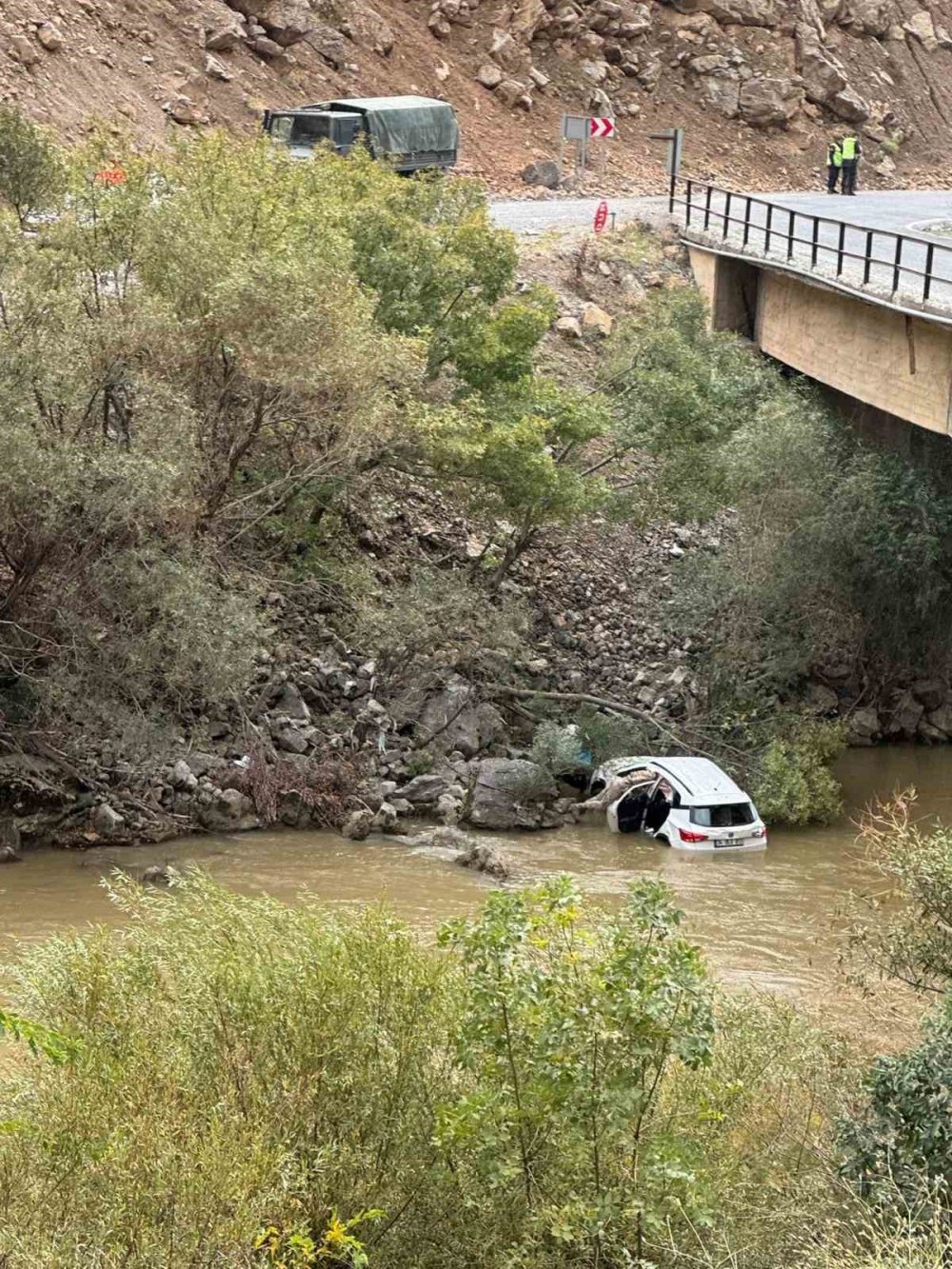 Van’da kontrolden çıkan otomobil Çatak Çayı’na uçtu