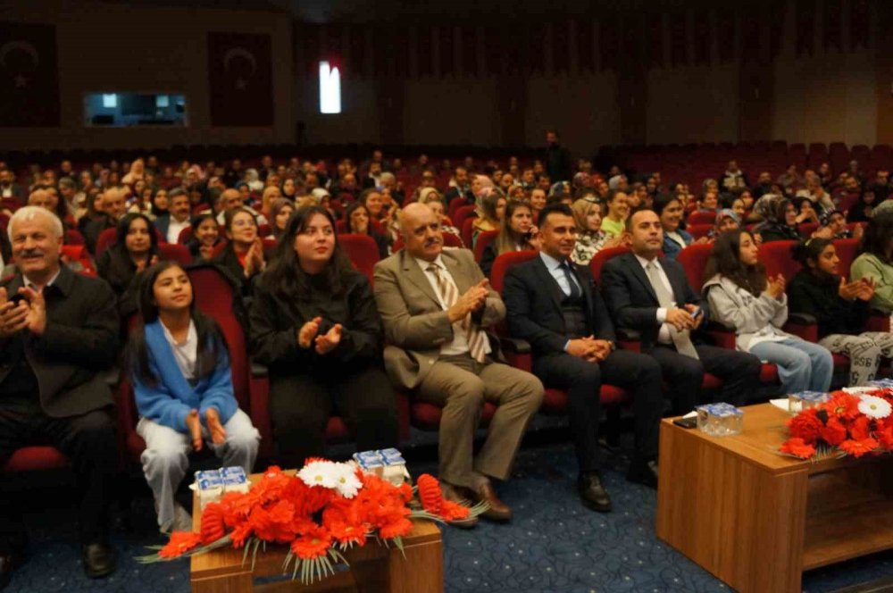 Erzurum’da devlet korumasındaki çocuklar önce konser verdi sonra sergi açtı