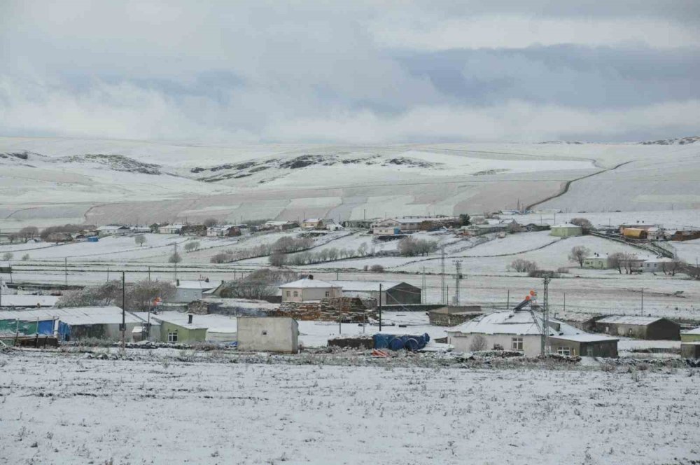 Kars’ta yüksek kesimlerini kar kapladı