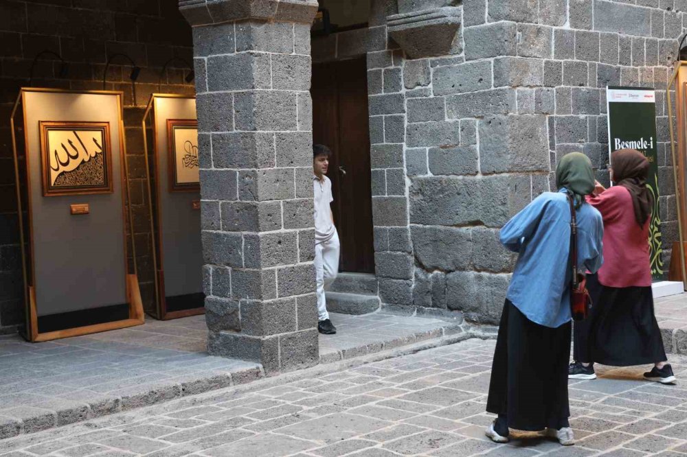 Diyarbakır Ulu Cami’deki sergi ziyaretçilerin dikkatini çekiyor