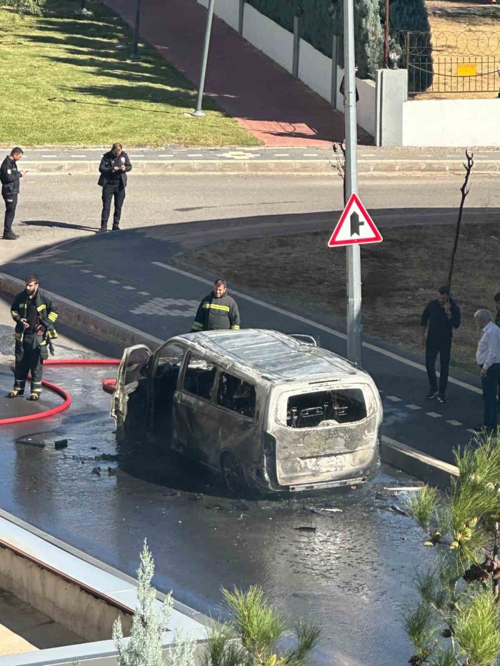 Diyarbakır’da park halindeki araç alev alev yandı