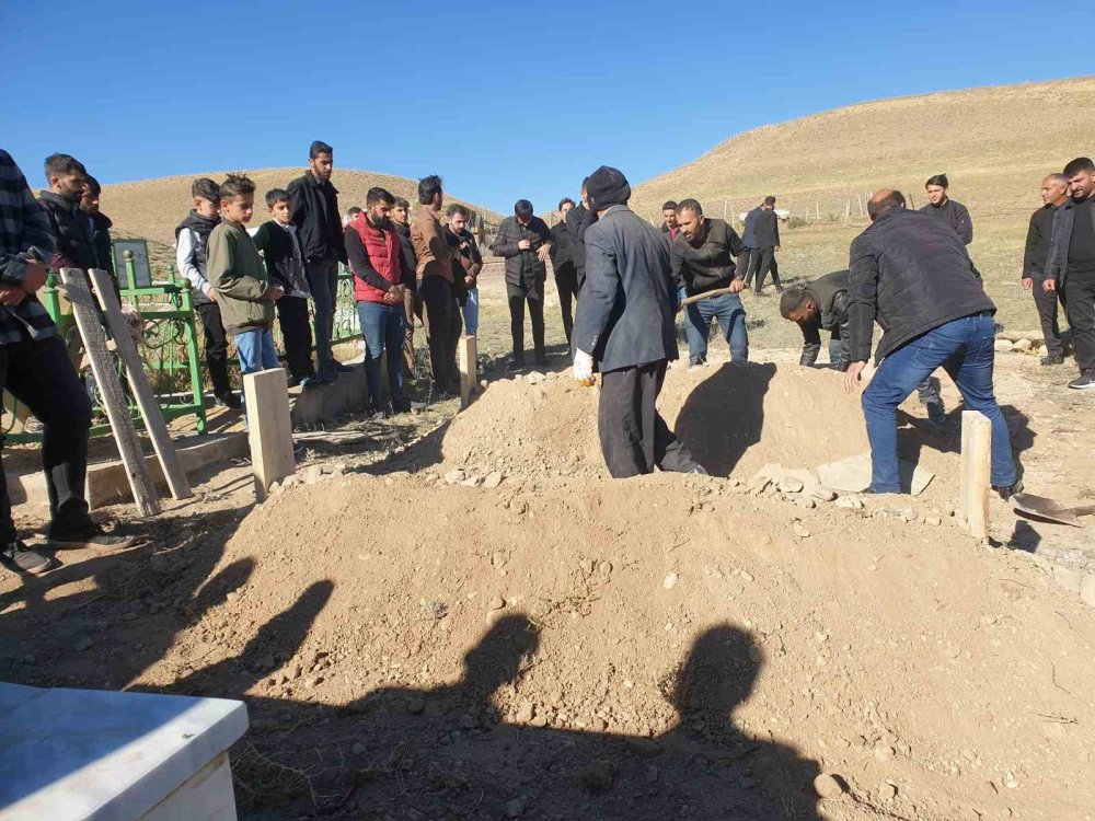 Van'daki kazada ölen AK Partili baba ve oğlu yana yana toprağa verildi