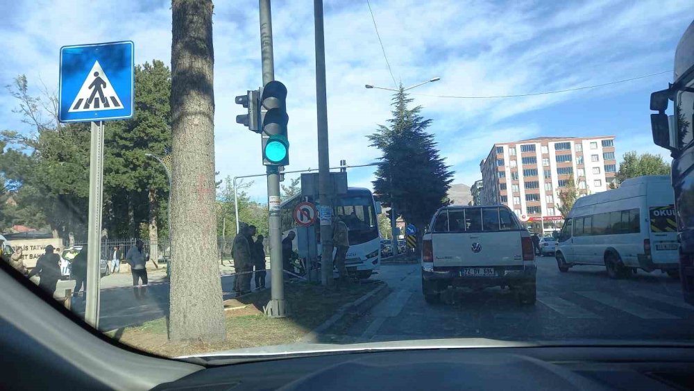 Bitlis'te güvenlik korucularını taşıyan otobüs kaza yaptı