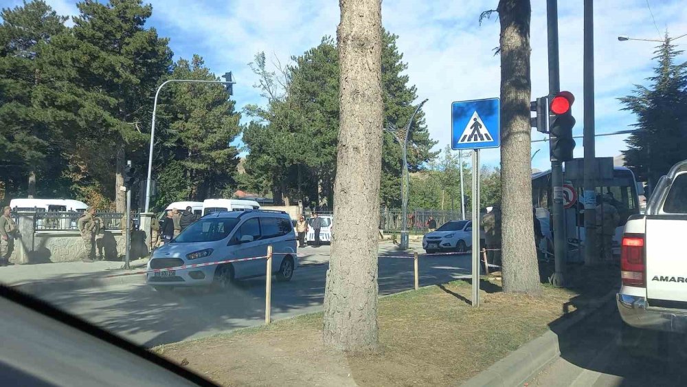 Bitlis'te güvenlik korucularını taşıyan otobüs kaza yaptı