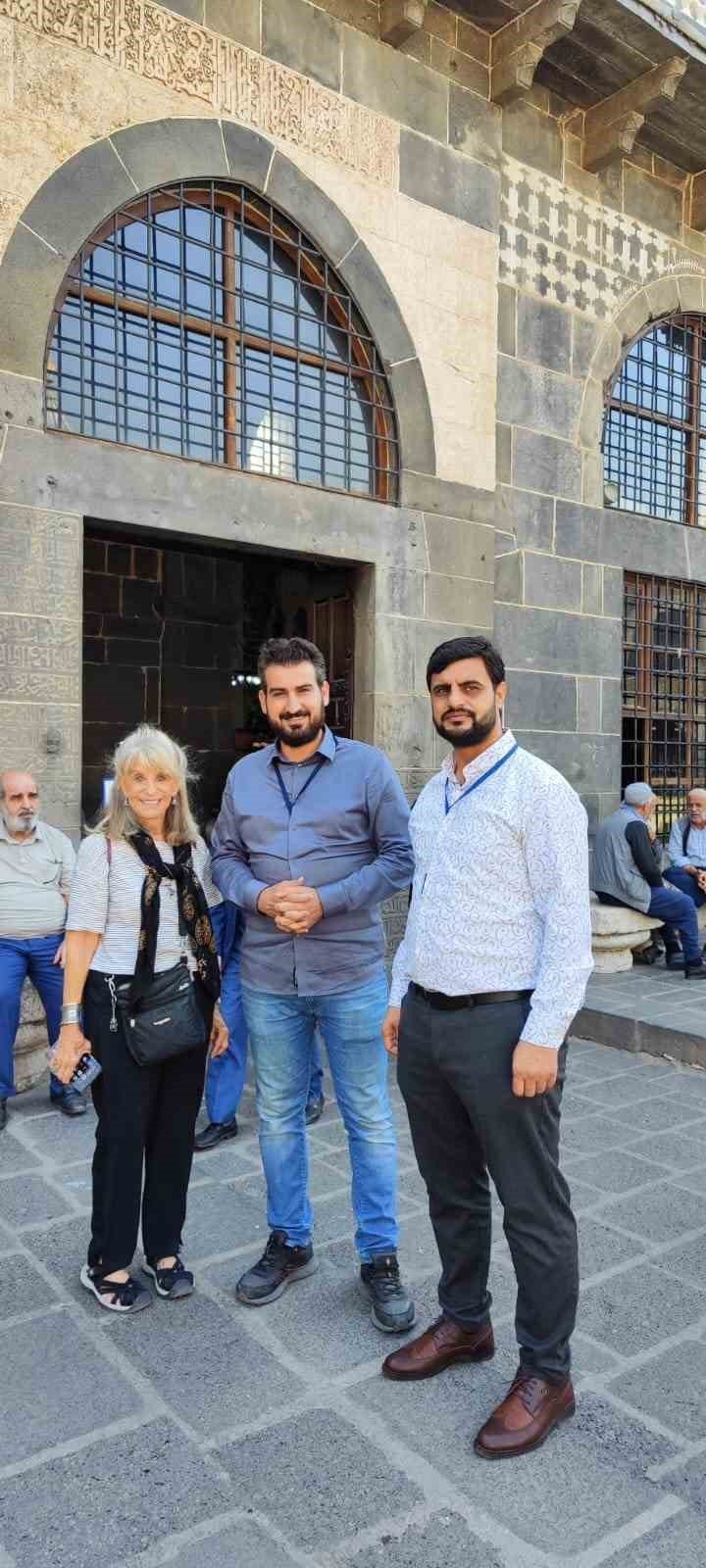 Diyarbakır Ulu Cami’ye Kaliforniya’dan gelen kadın hayran kaldı