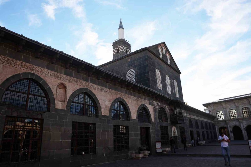 Diyarbakır Ulu Cami’ye Kaliforniya’dan gelen kadın hayran kaldı