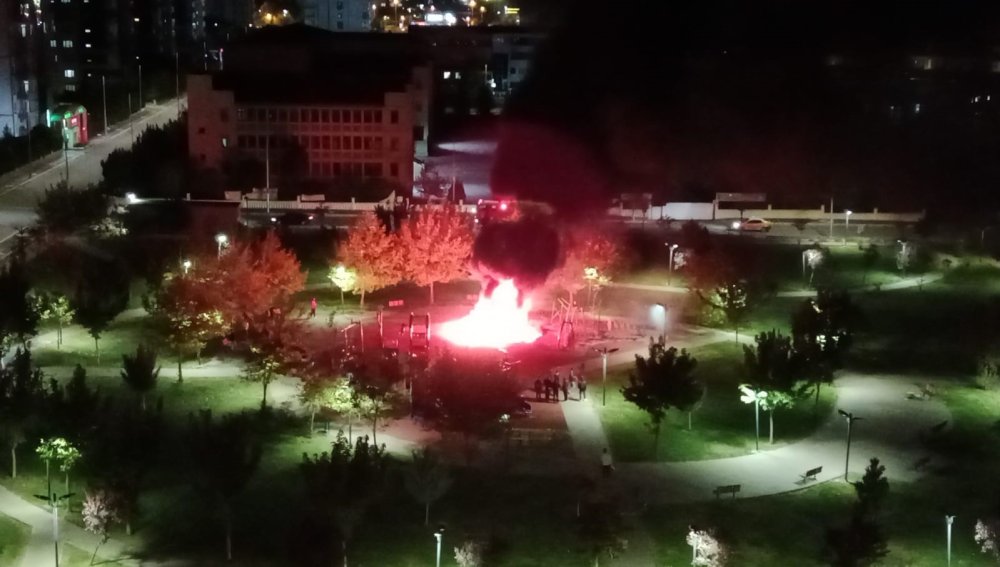 Diyarbakır’da çocuk oyun parkı yandı