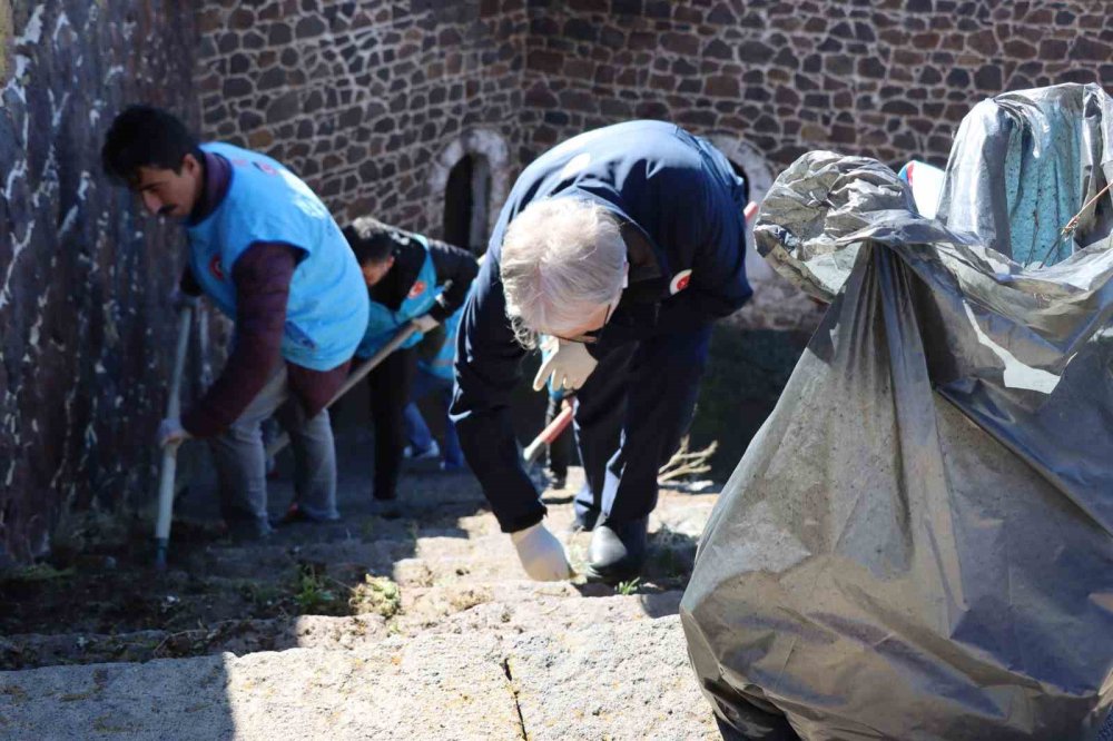 Erzurum'da müftülük personellerinden tabya temizliği