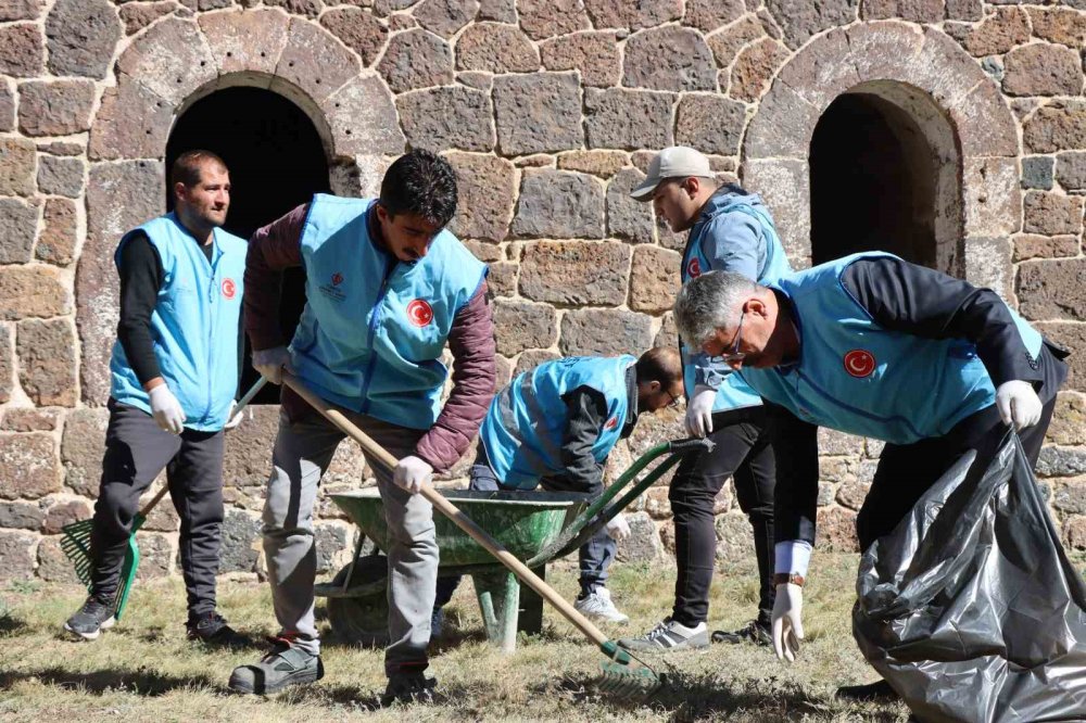 Erzurum'da müftülük personellerinden tabya temizliği