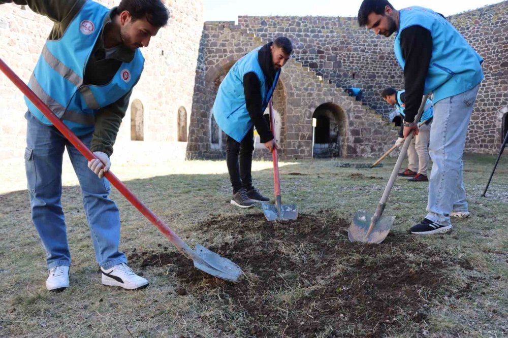 Erzurum'da müftülük personellerinden tabya temizliği