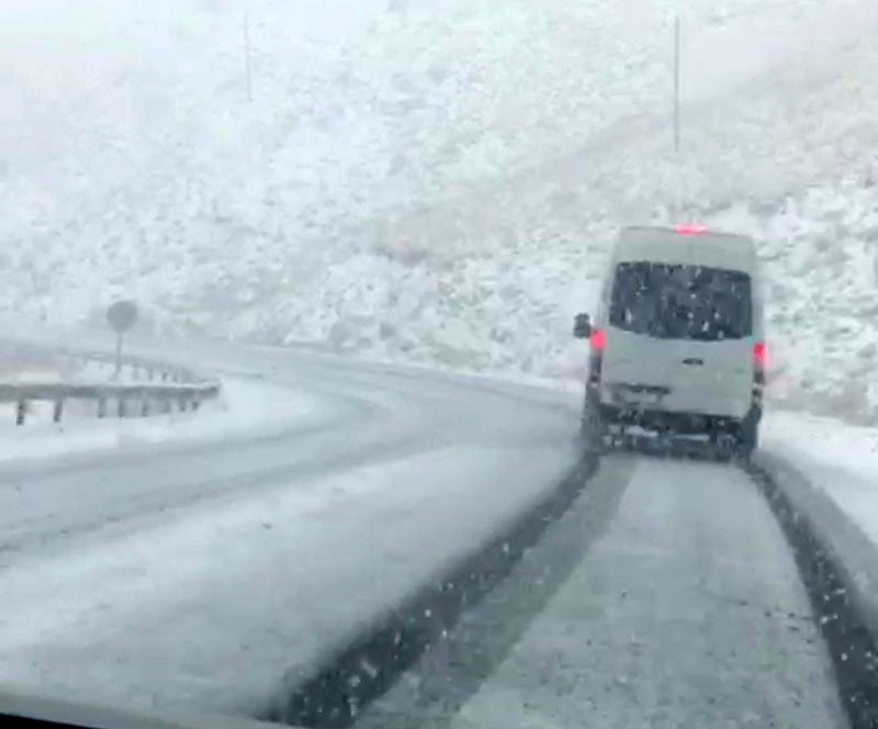 Yüksekova-Van yolunda kar yağışı sürücülere zor anlar yaşattı