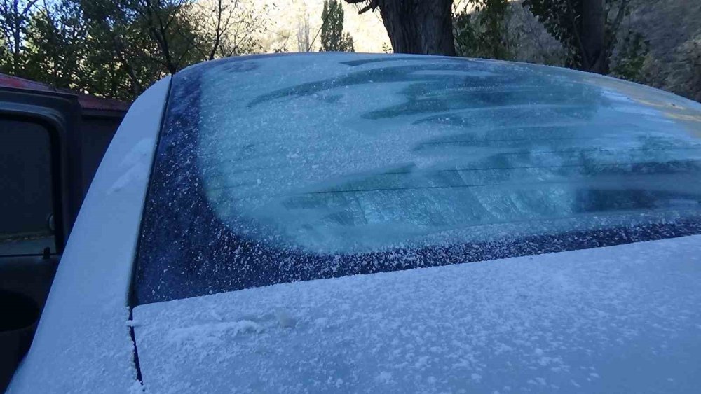 Kars'ta araçların camları dondu