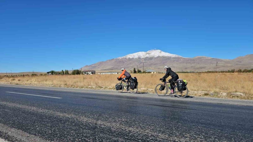 Fransız çift ülkelerinden bisikletle yola çıkarak Bitlis’e ulaştı