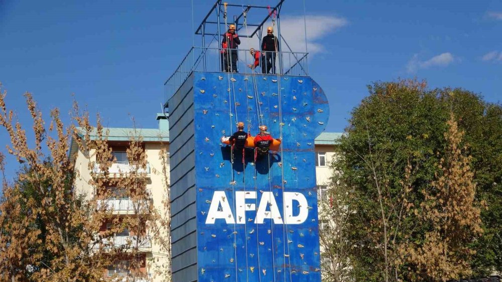 Van depreminin yıl dönümünde gerçeği aratmayan tatbikat