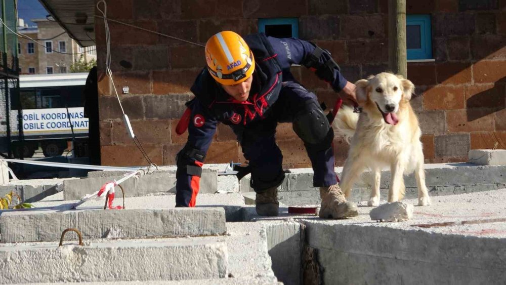 Van depreminin yıl dönümünde gerçeği aratmayan tatbikat