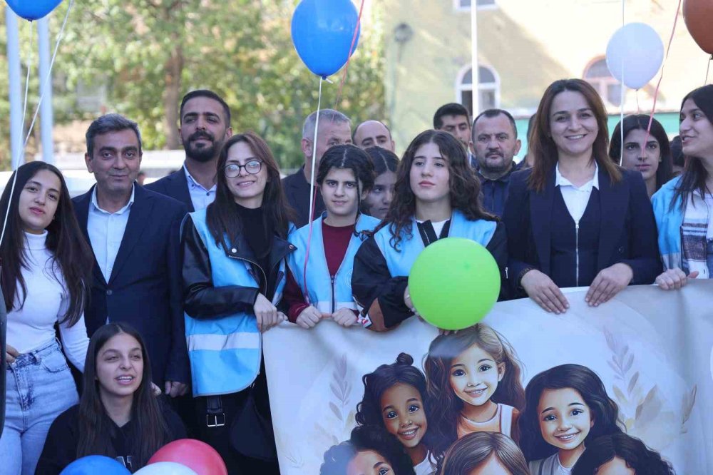 Diyarbakır’da kız çocukları gökyüzüne balon bıraktı