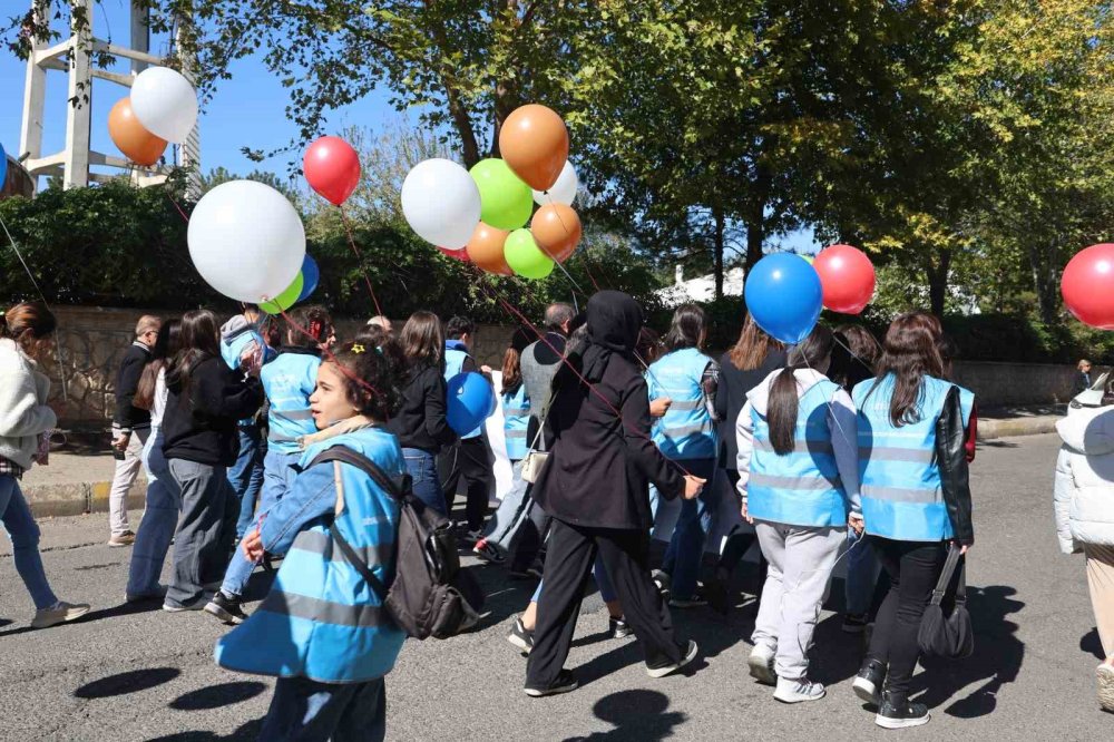 Diyarbakır’da kız çocukları gökyüzüne balon bıraktı